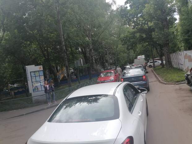 Фура создала транспортный коллапс на улице Берзарина