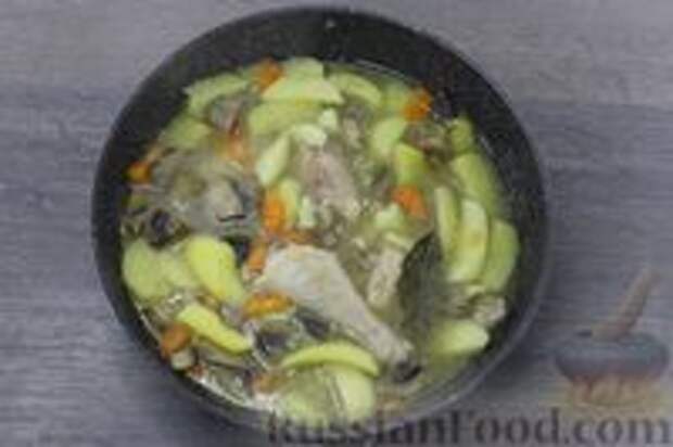 Фото приготовления рецепта: Тушёная картошка с курицей и грибами - шаг №8