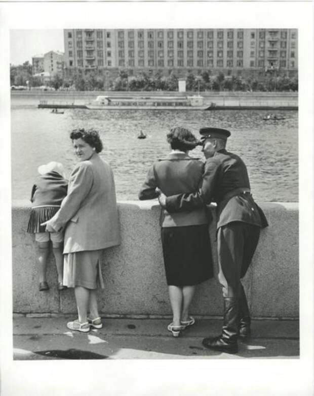 Влюблённые на Пушкинской набережной. СССР, Москва, 1957 год.