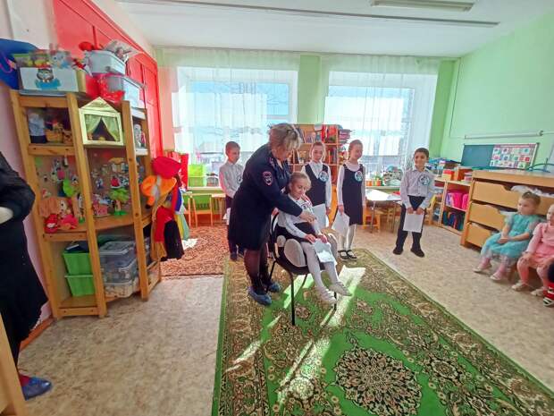 В Ржеве сотрудники ГИБДД рассказали детям о важности детского автокресла