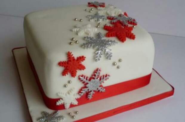 новогодний торт со снежинками