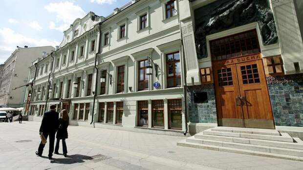 МХТ им. Чехова представил выставку к юбилею художника Николая Симонова