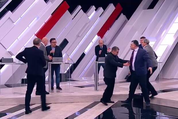 Спектакль для рейтинга. Соцсети высмеяли «драку» в шоу Соловьёва
