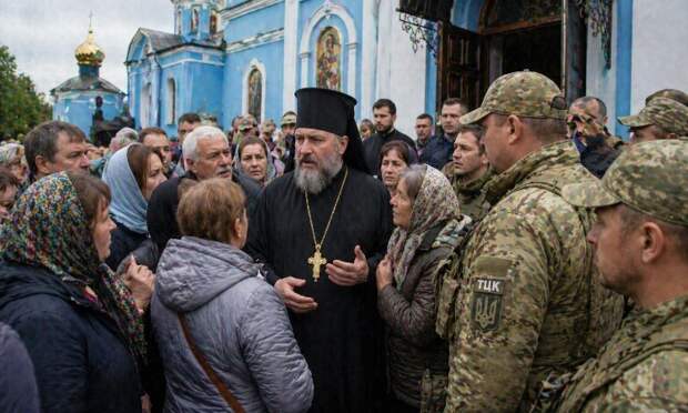 Верующие в Черновцах отбили священника у ТЦК
