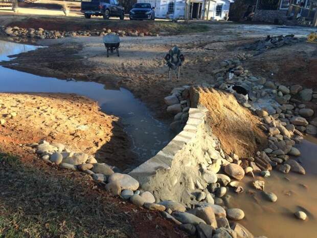 Площадь около дома выглядела скучно. Мужчина потратил три года и своими руками создал красоту: фото