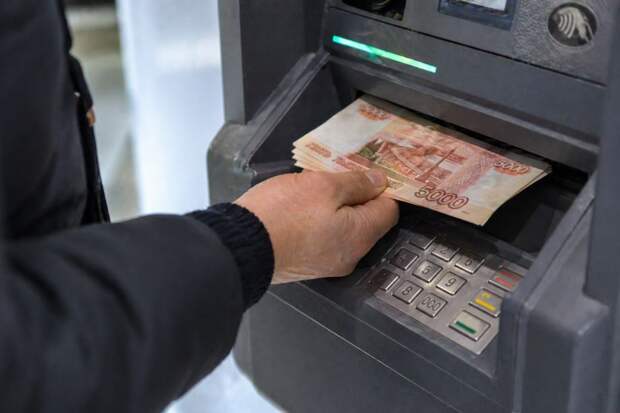 Почему часть денег лучше держать наличными: что важно учесть уже сейчас