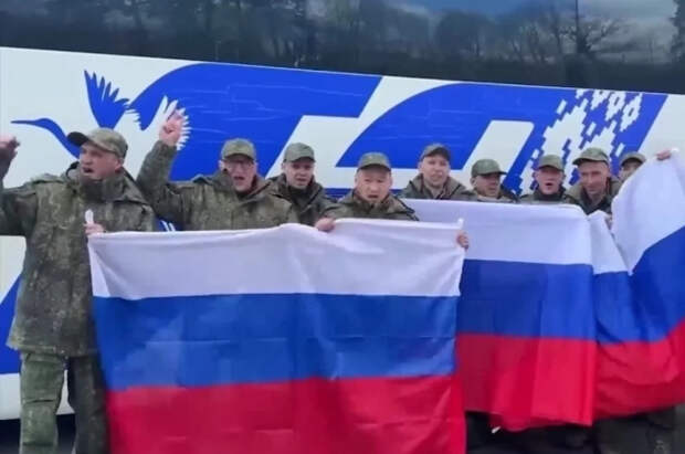 Самолет со 193 вернувшимися из плена военными РФ приземлился в Подмосковье