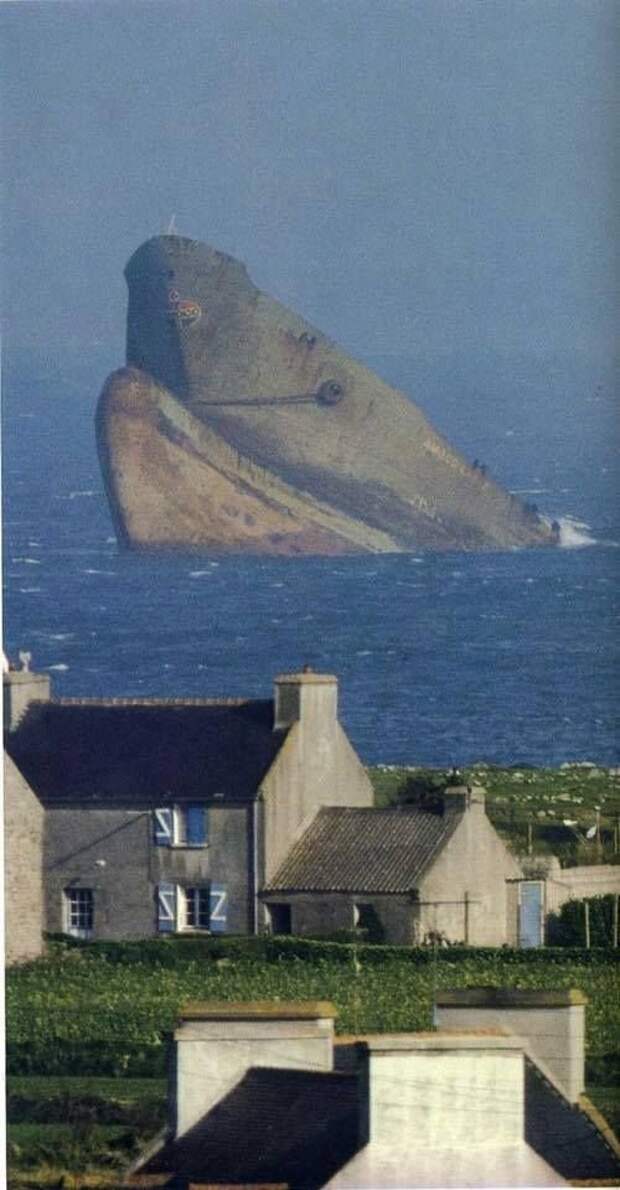 Невероятное фото - как будто гигантский кит, а на самом деле нефтяной танкер Amoco Кадис, который сел на мель в 5 км от побережья Бретани, Франция, 16 марта 1978 года выброшенные, жизнь, катастрофа, корабли, красота, невероятное