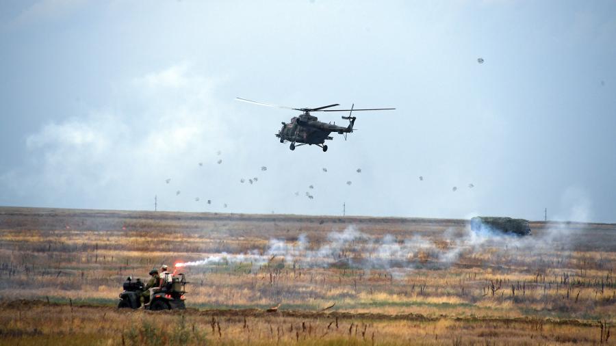 Вертолет Ми-8 на учениях воздушно-десантных войск РФ в Крыму. Полигон Чауда, июль 2019 года