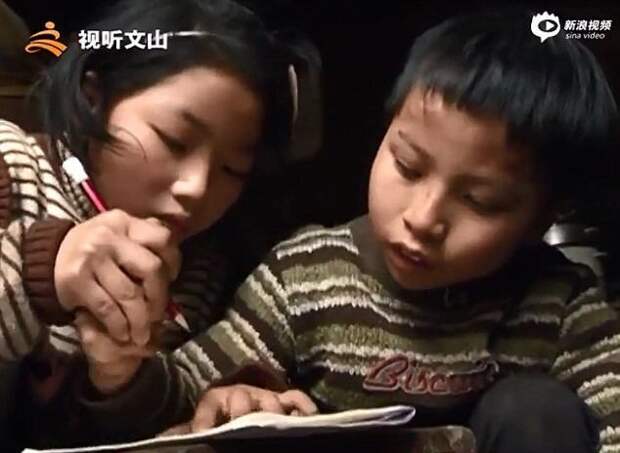 После школы сестра помогает брату делать домашнюю работу Любовь, вот это да!, героиня, инвалид, китай, самоотверженность, семья, сестра