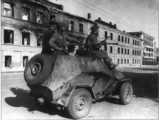 Советские бойцы ведут уличный бой в Сталино (теперь город Донецк)