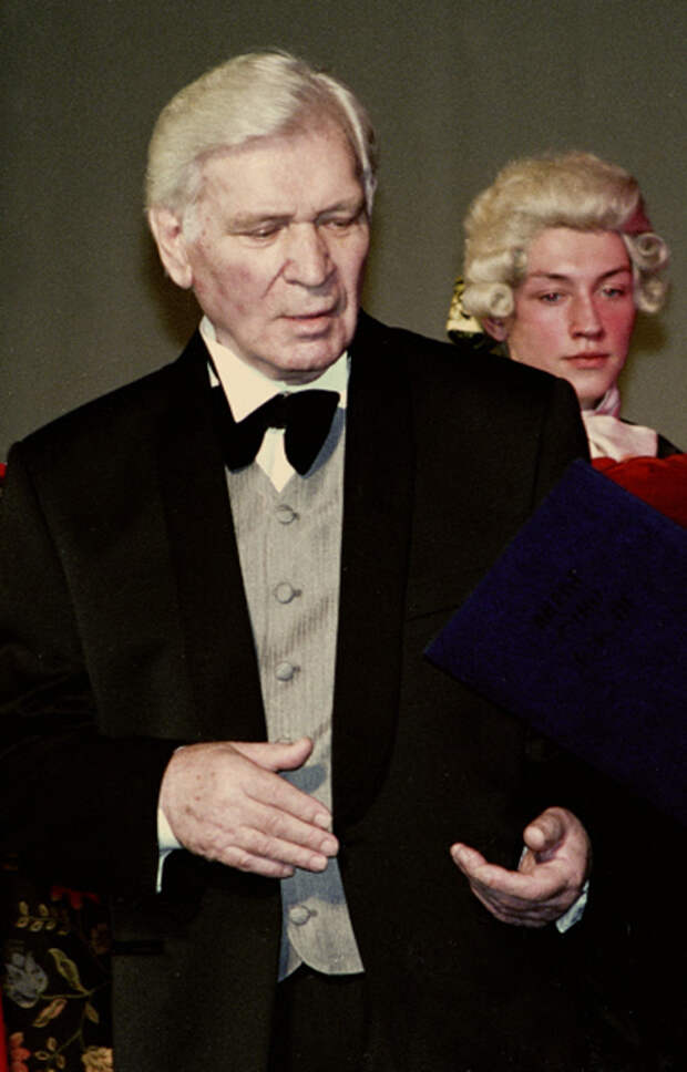 Актер Петр Вельяминов получает приз «За создание галереи образов народного героя на киноэкране». 2003 год.