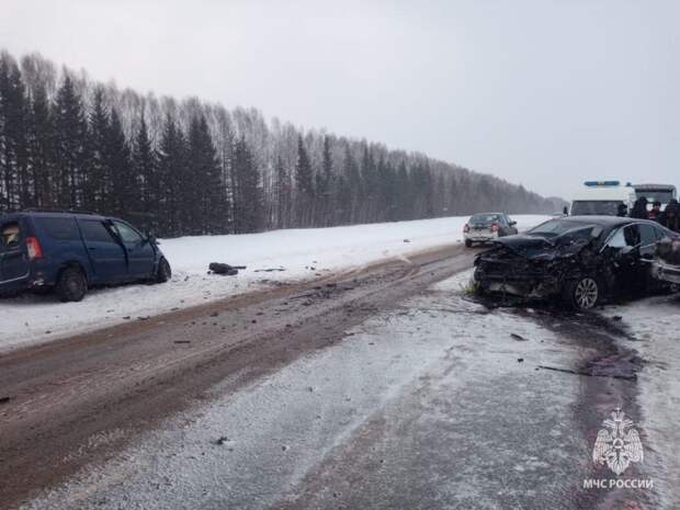 В Республике Башкортостан на трассе в Караидельском районе произошло ДТП с участием четырёх автомобилей: два человека погибли, ещё несколько пострадали, в том числе министр здравоохранения региона Айрат Рахматуллин, его помощник и водитель. «Прибыв на место, сотрудники МЧС России и Госкомитета РБ по ЧС произвели деблокирование и оказали первую помощь пострадавшим», – сообщили в МЧС региона.