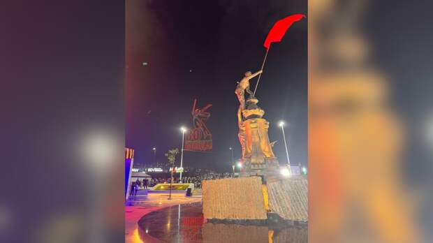 В Каракасе подняли копию Знамени Победы у монумента «80 лет Победе»