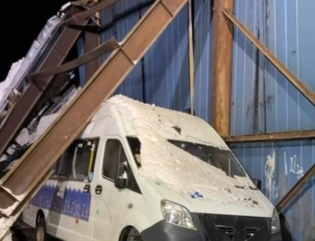 Крыша автопредприятия в Воскресенском округе рухнула из-за снега