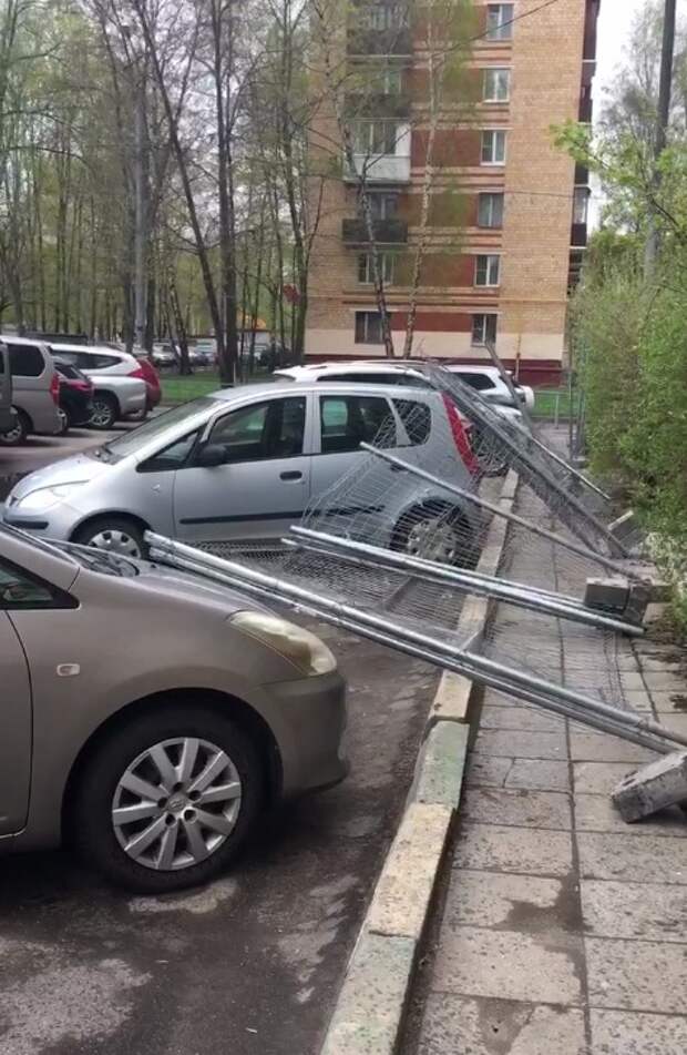 Во дворе дома на Молодцова на машины свалился забор