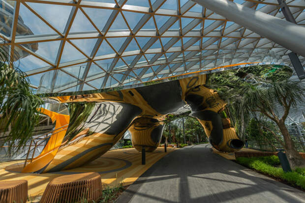Уникальное сооружение Jewel Changi Airport в известном аэропорту