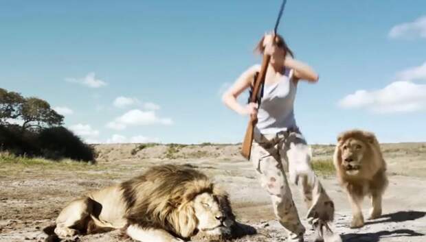 Браконьеры, пожелавшие сделать фото у трупа убитого льва, нечаянно засняли свою гибель