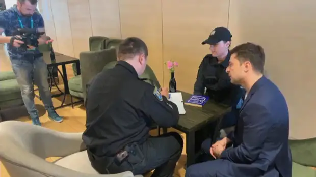 Зеленскому выписали штраф за показанный заполненный бюллетень