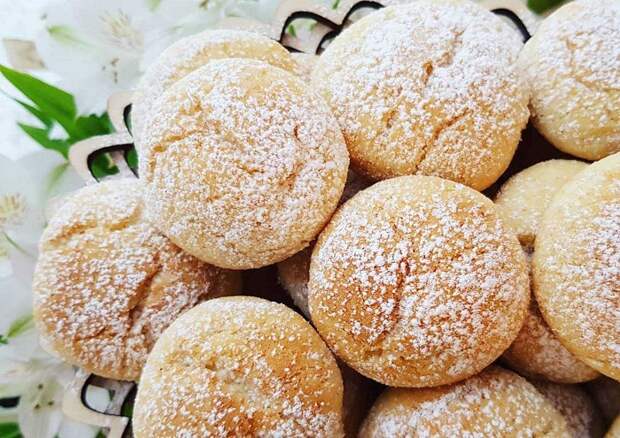 Творожное печенье можно украсить сахарной пудрой. / Фото: honey-way.ru