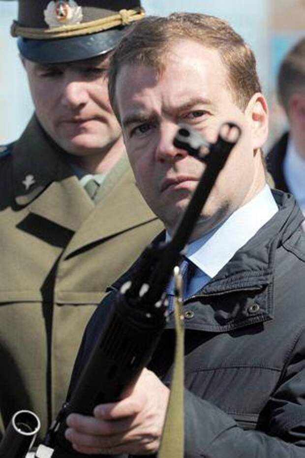 Медведев вс рф. Медведев военный. Медведев с оружием.