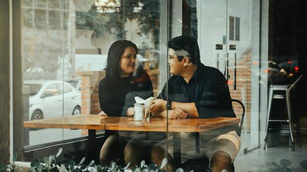 В России 50% женщин выбрали встречу за чашкой кофе для первого свидания