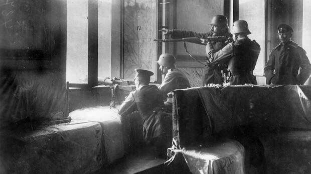 Правительственные войска, обстреливающие демонстрантов. Берлин, январь 1919 года 