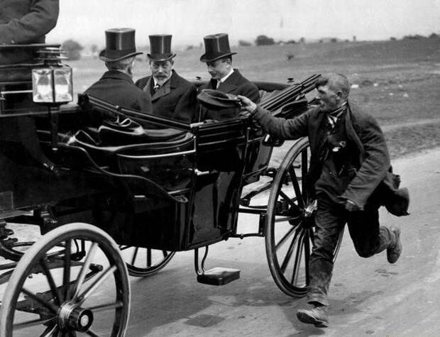 Нищий бежит за экипажем британского короля Георга V, 1920 год  знаменитости, история, фото