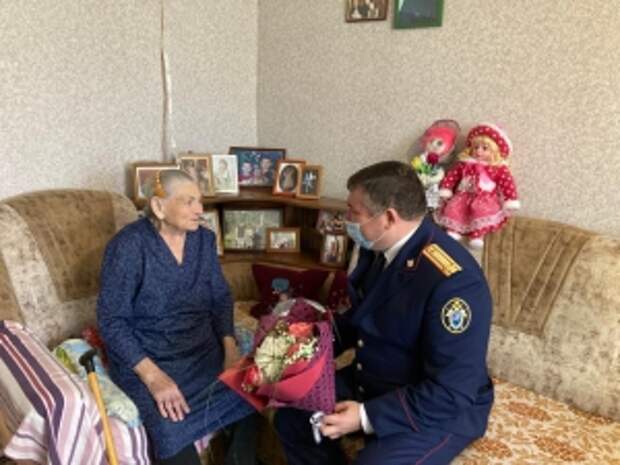 Сотрудники СУ СК России по Саратовской области поздравили ветерана Великой Отечественной войны Марию Филипповну Лиманскую с днем рождения