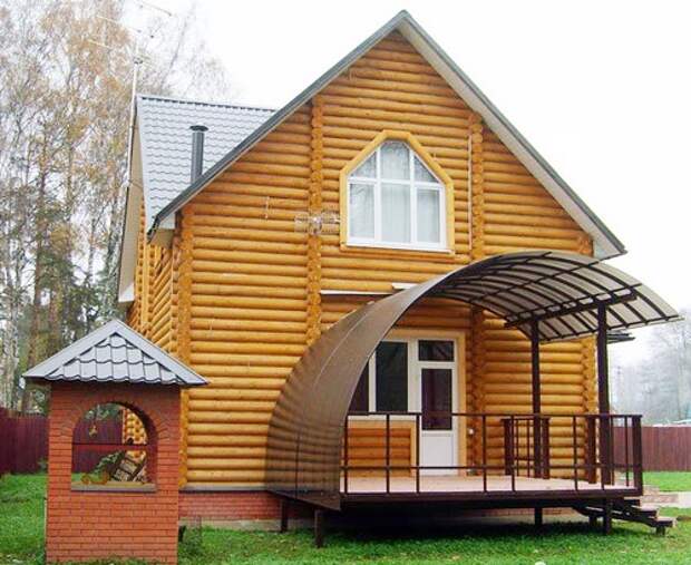 Навес из поликарбоната над крыльцом деревянного дома Навес из поликарбоната над крыльцом деревянного дома