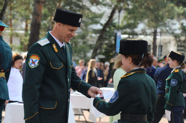В Хабаровске казачью молодежь окружного казачьего общества наградили медалями «За участие в военном Параде Победы»