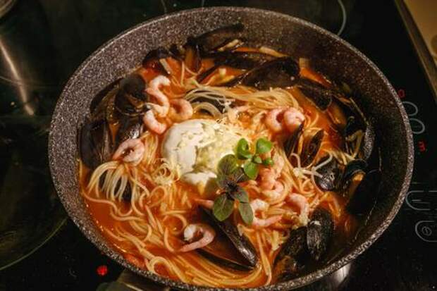 Диетолог назвала идеальное время для вечернего приёма пищи