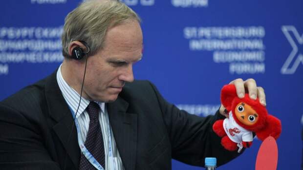 Директор компании Rolls-Royce Майкл Шипстер с популярным персонажем