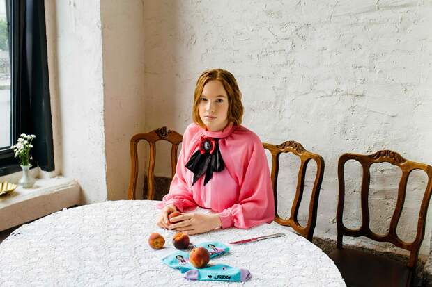 Девочка с персиками