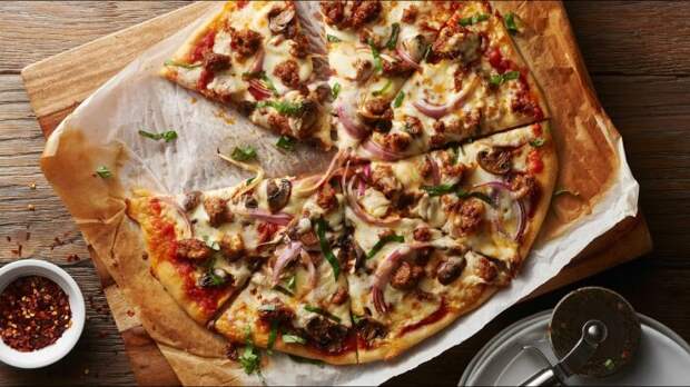 Домашняя пицца с колбаской. \ Фото: i.ytimg.com. Домашняя пицца с колбаской. \ Фото: i.ytimg.com.