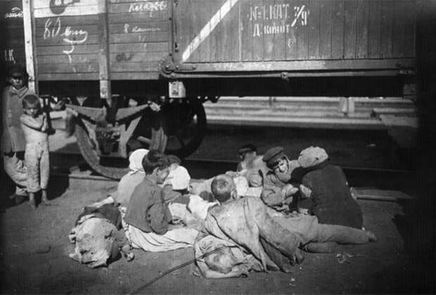 Спящие на улице беспризорники. 1920 год