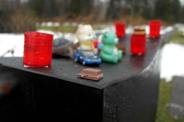 Игрушки и шоколад на месте детского барака в Саласпилсе