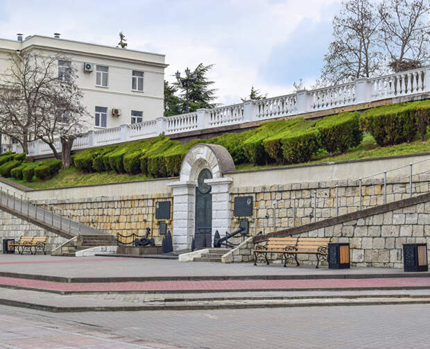 По Севастополю с экскурсией: желающим покажут площадь Ушакова и её окрестности