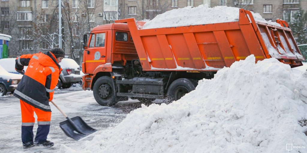 На Ботанической убрали горы снега