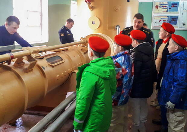 Юнармейцам города Вилючинска показали подготовку моряков-подводников ТОФ к действиям в аварийных ситуациях
