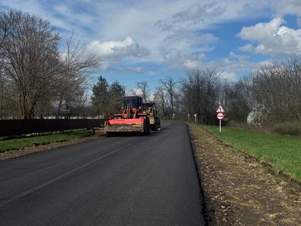 В Гиагинском районе обновляют подъездную дорогу к станице Келермесской