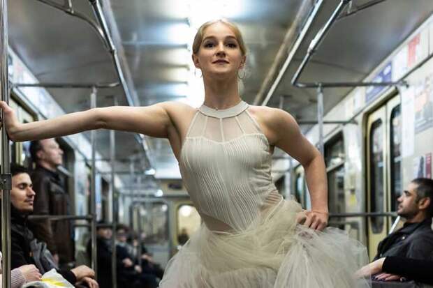 Балерина привела в восторг пассажиров Новосибирского метрополитена