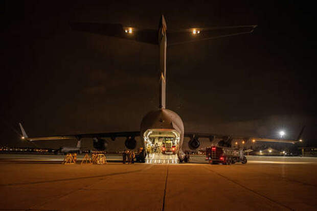 Военные самолеты США за последние сутки выполнили серию полетов на Ближний Восток