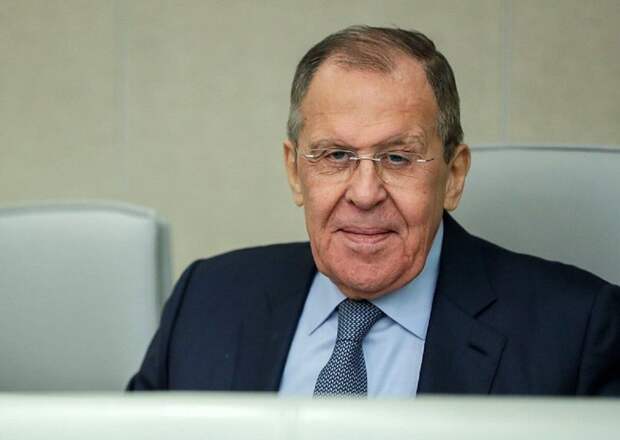 Президент украинского государства вновь придумал, как заманить глав мировых держав в Швейцарию, чтобы метать там бисер и болтать о мире в мире.-4