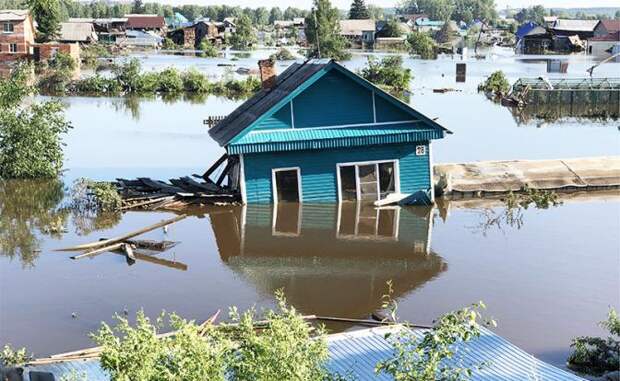 На фото: дома в подтопленном районе Тулуна