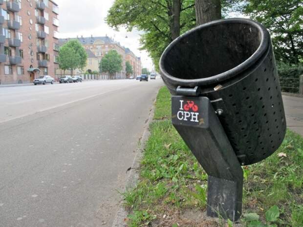 Почему эта урна установлена таким образом?