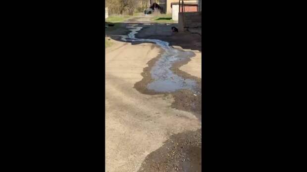 Убегает водичка по ул. Туполева 18 в Червоногвардейском районе Макеевки. https://t.me/webmoney_dn/319010Video: Видео от Донецкая группа новостей|Донец...