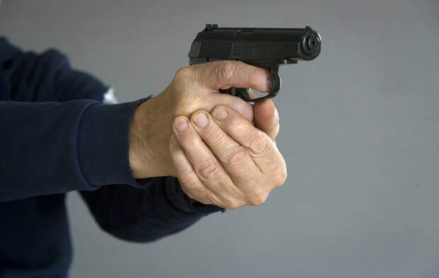 Мужчина открыл стрельбу во дворе российского города