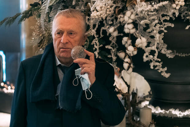 Описан эпизод с хихикающим за шторой Жириновским