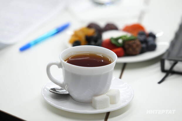 Ни өчен лимонны кайнар чәйгә салуның файдасы юк?